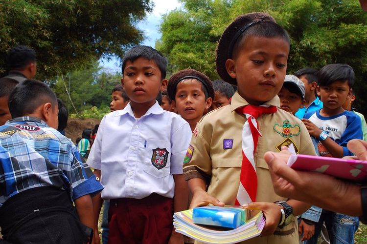 Sejumlah anak-anak mendapat buku dan alat tulis gratis dalam kegiatan Jambore Anak Berbagi Rasa (JAMBAR), di Sopo Belajar Janji Maria, di Desa Parbaba Dolok, Kecamatan Pangururan, Kabupaten Samosir, Sabtu (22/7/2017).