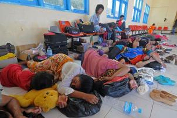 Warga Masalembu, Sumenep enggan memberikan hak suaranya pada Pilgub Jawa Timur dan mereka memilih tidur di tempat penampungan sementara di Pelabuhan Kalianget, Kamis (29/8/2013).