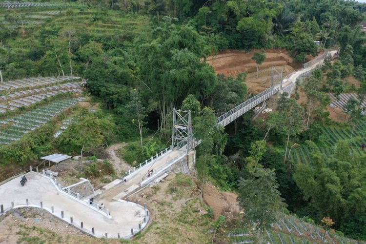Jembatan Gantung Banyusidi di Jawa Tengah 