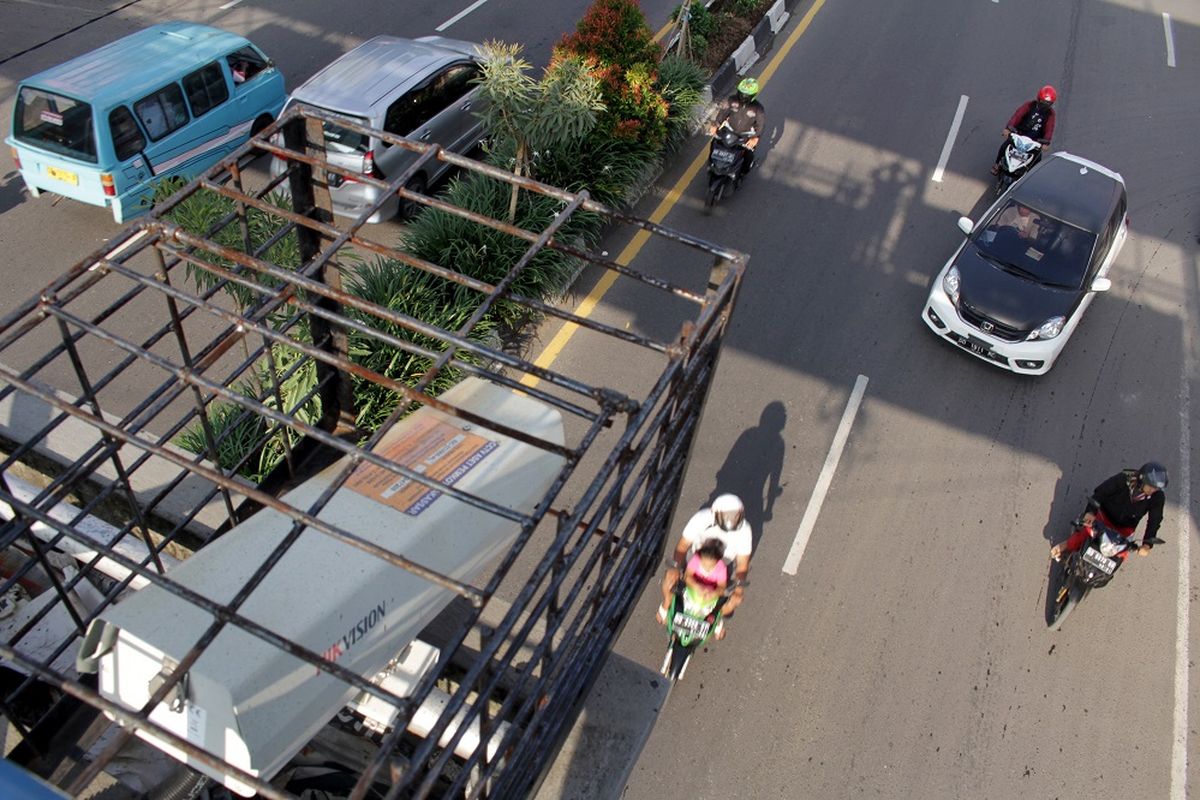 Sejumlah kendaraan melintas di bawah kamera Closed Circuit Television (CCTV) di salah satu ruas jalan,  di Makassar, Sulawesi Selatan, Senin (15/3/2021). Kapolri Jenderal Pol Listyo Sigit Prabowo mencanangkan penerapan tilang elektronik  atau Electronic Traffic Law Enforcement (ETLE) secara nasional sebagai salah satu program prioritas dengan target penerapan tahap pertama dimulai pada Maret 2021 di 10 Polda dan tahap kedua Pada April 2021 di 12 Polda. ANTARA FOTO/Arnas Padda/yu/hp.