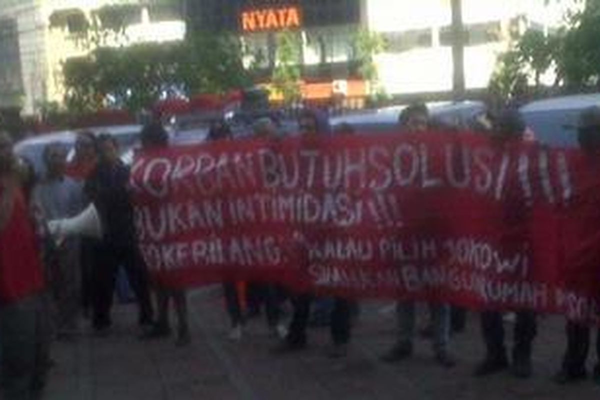 Demo yang dilaksanakan oleh Posko Perjuangan Rakyat (Pospera) di halaman Kantor Panwaslu, Jakarta, Jumat, (10/10/2012).