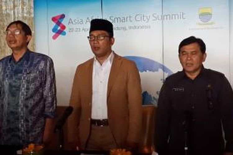 Wali Kota Bandung Ridwan Kamil didampingi General Chairman Asia Afrika Smart City Summit 2015, dan Kepala Dinas Kominfo Kota Bandung Aos Bintang saat memberi keterangan pers, di Trans Luxury Hotel, Bandung, Selasa (21/4/2015). 