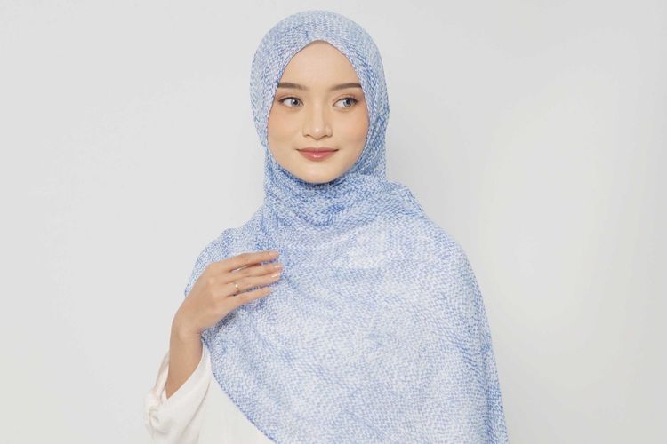 Tren pashmina motif kian populer, karena memberi sentuhan stylish yang mudah dipadu-padankan. Simak 5 rekomendasi pashmina motif dari brand lokal.