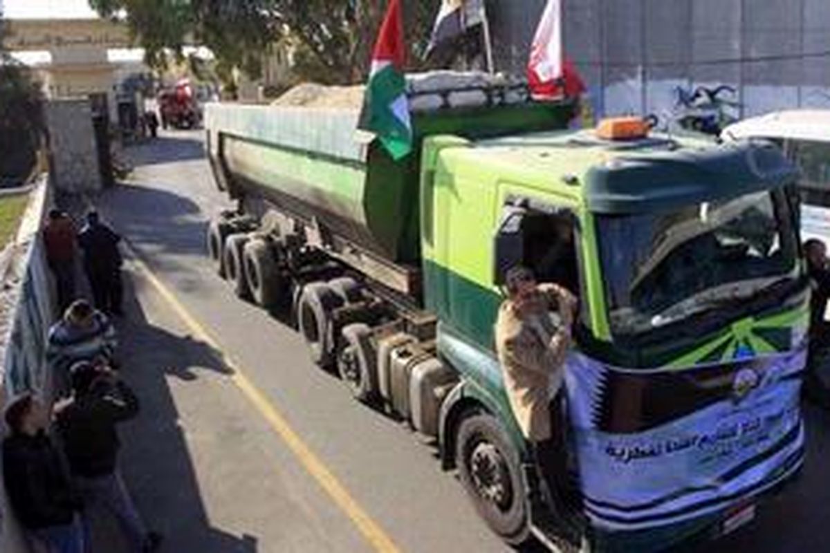 Iring-iringan truk bantuan untuk Gaza dari Qatar melintasi perbatasan Mesir dan Gaza di Rafah, Sabtu (29/12/2012).