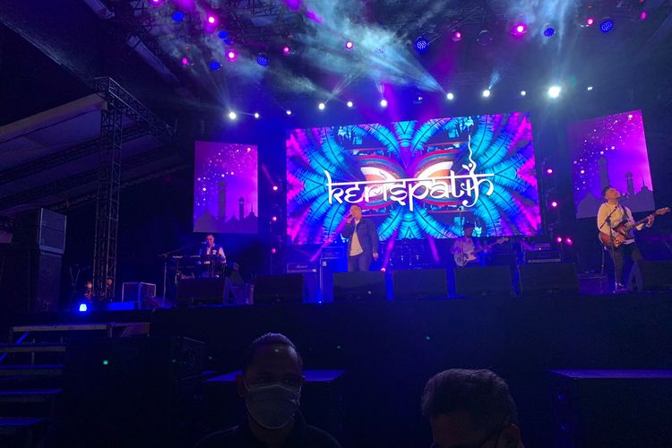 Grup musik Kerispatih membuka penampilan di Big Bang Ramadhan Festival 2022 hari ketiga, di JiExpo, Kemayoran, Jakarta Pusat, pada Minggu (24/4/2022) 