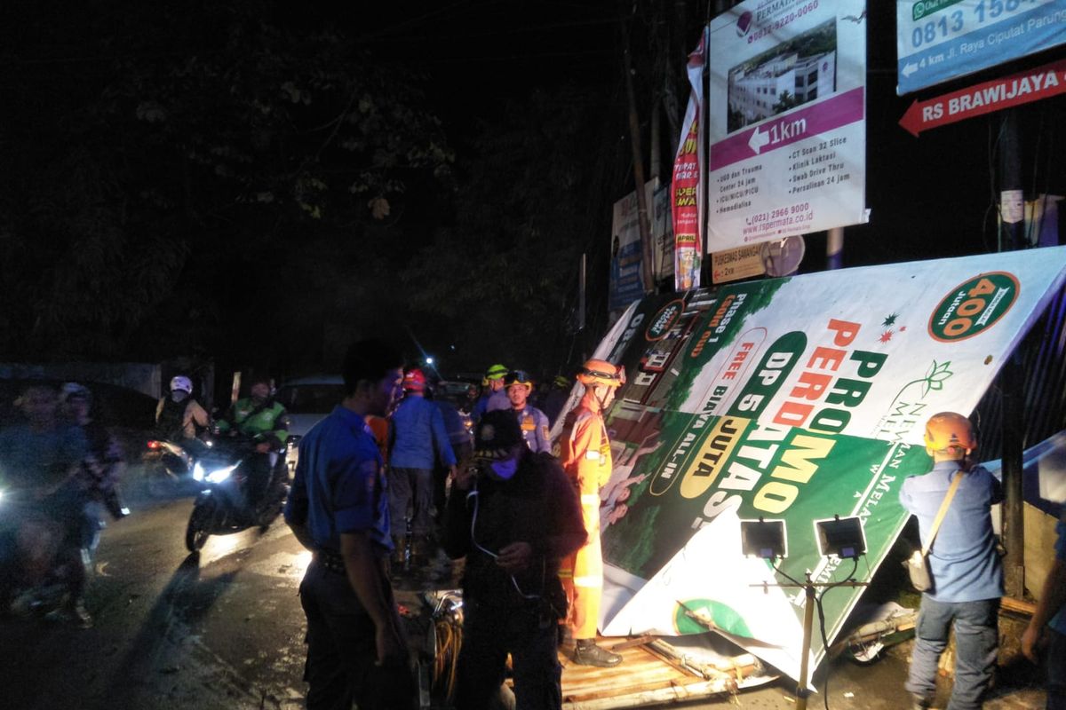 Tiga baliho roboh menimpa mobil yang melintas di persimpangan Parung Bingung saat hujan disertai angin kencang melanda Kota Depok, pada Kamis (7/4/2022) sore tadi.