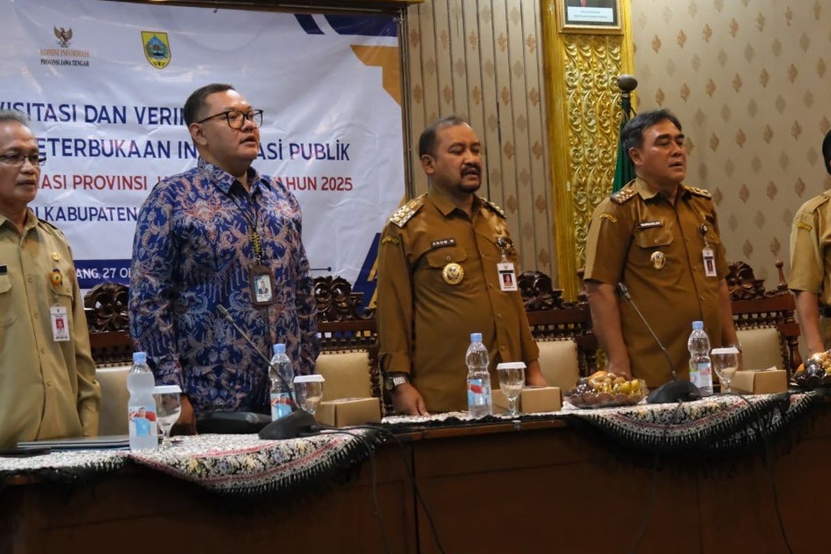 Bupati Anom didampingi oleh Wakil Bupati Pemalang Nurkholes, Asisten Administrasi Umum Supa&rsquo;at, serta Kepala Dinas Kominfo Joko Ngatmo dalam kegiatan Visitasi dan Evaluasi Self Assessment Questionnaire (SAQ) Pelayanan Publik dari Komisi Informasi (KI) Provinsi Jawa Tengah (Jateng) di Gedung Sasana Bhakti Praja Kabupaten Pemalang, Senin (27/10/2025).&nbsp;