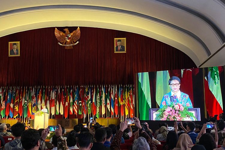Menteri Luar Negeri (Menlu) Retno L. P. Marsudi dalam Pernyataan Pers Tahunan Menteri Luar Negeri di Bandung, Senin (8/1/2024).