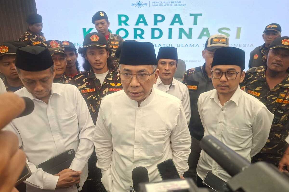 Ketua Umum PBNU KH Yahya Kholil Staquf (tengah)