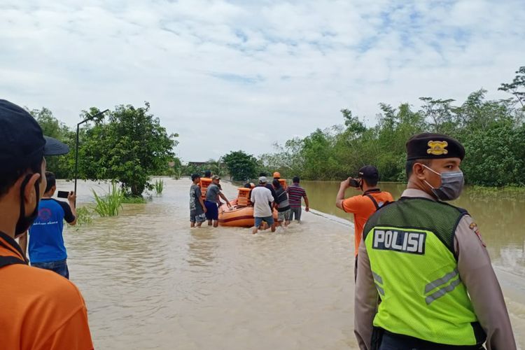 Pencarian korban Nafisah yang belum ditemukan setelah terseret arus banjir di Desa Kedungrukem, Kecamatan Benjeng, Gresik, Minggu (13/12/2020).