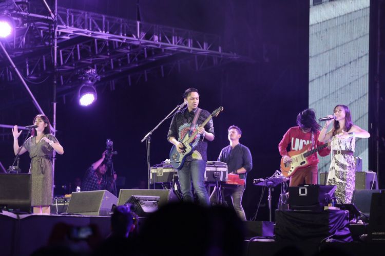 Grup band Barasuara saat tampil di panggung A Stage, Garuda Wisnu Kencana (GWK), Badung, Bali, Sabtu (8/9/2018). 