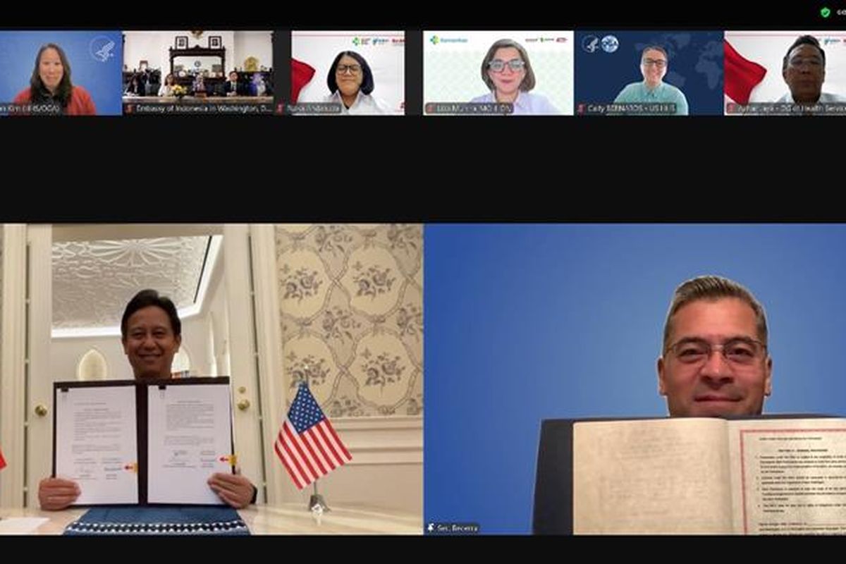 Menteri Kesehatan dan Layanan Masyarakat  Xavier Becerra bersama Menteri Kesehatan Indonesia Budi Gunadi Sadikin seusai menandatangani Nota Kesepahaman untuk Mengembangkan dan Memperkuat Kerjasama Kesehatan.