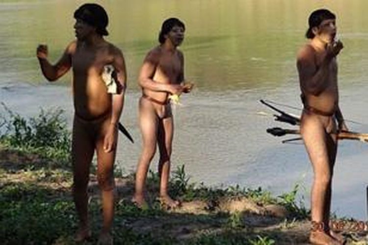 Foto ini diambil dari video yang dirilis Yayasan Indian Nasional Brasil (Funai) menampilkan beberapa pria anggota sebuah suku terasing Amazon yang untuk kali pertama membuat kontak dengan dunia luar.
