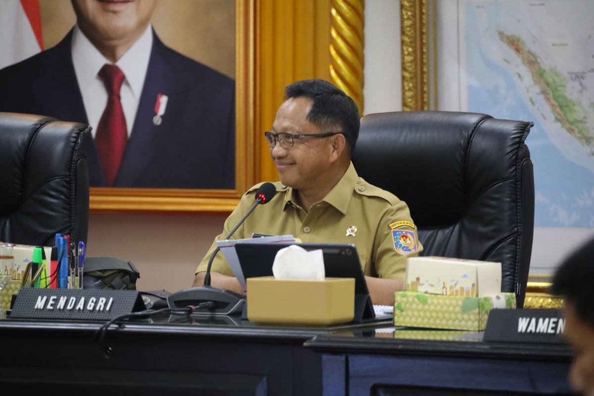 Menteri Dalam Negeri (Mendagri) Muhammad Tito Karnavian dalam&nbsp;Rapat Koordinasi Pembahasan Penataan Ulang Rencana Tata Ruang Wilayah (RTRW), Alih Fungsi Lahan, Lahan Baku Sawah (LBS), Lahan Pertanian Pangan Berkelanjutan (LP2B), Kawasan Pertanian Pangan Berkelanjutan (KP2B), serta mitigasi bencana hidrometeorologi tingkat provinsi, kabupaten, dan kota yang digelar secara hybrid dari Ruang Sidang Utama, Kantor Pusat Kemendagri, Jakarta, Selasa (18/11/2025).