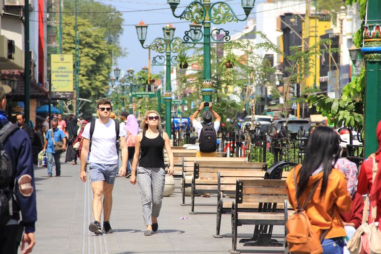 An image illustrating foreign tourists on Jalan Malioboro, Yogyakarta, Indonesia. 