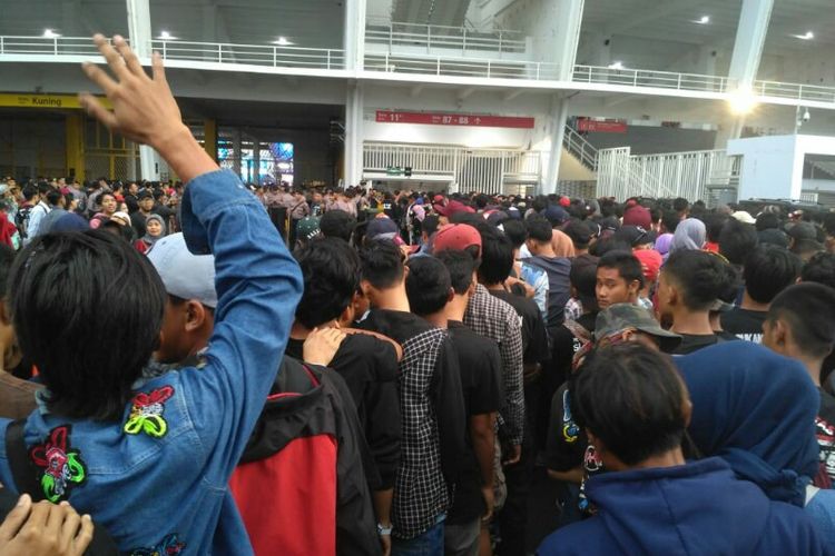 Ribuan Slankers antre untuk memasuki Stadion Utama GBK tempat berlangsungnya konser perayaan 35 Tahun Slank, Senayan, Jakarta Pusat, Minggu (23/12/2018).