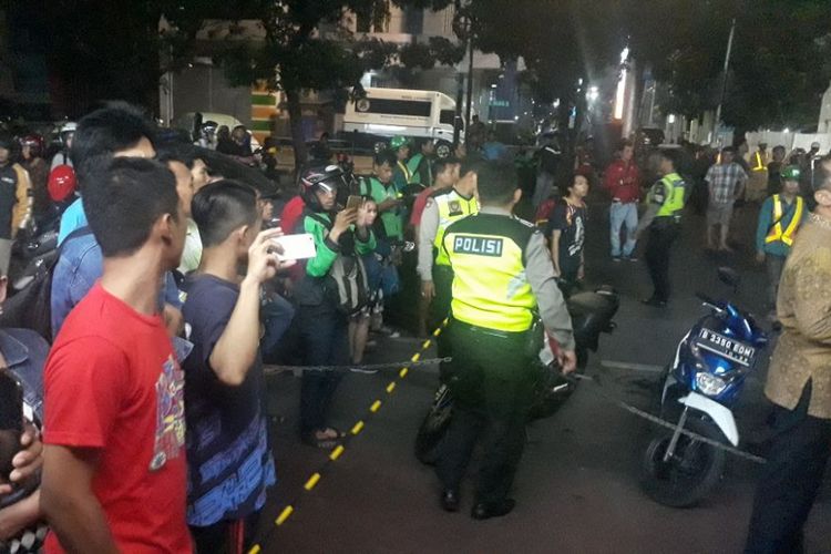 Masyarakat menonton insiden jatuhnya parapet di Kebayoran Baru, Jakarta Selatan, Jumat (3/11/2017).