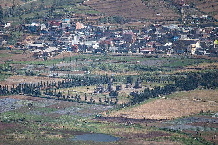 Kompleks Candi Arjuna Dieng dilihat dari Puncak Gunung Pakuwaja dengan lensa zoom.