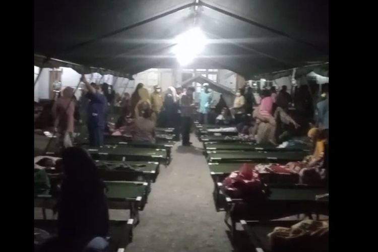 Ratusan siswa tiga sekolah di Kecamatan Kairatu, Kabupaten Seram Bagian Barat, Maluku yang mengalami keracunan usai menyantap makan bergizi gratis (MBG) menjalani perawatan di Puskesmas Kairatu, Senin malam (20/10/2025).Banyaknya pasien yang dirawat membuat pihak Puskesmas terpaksa membuka tenda bagi para paisen