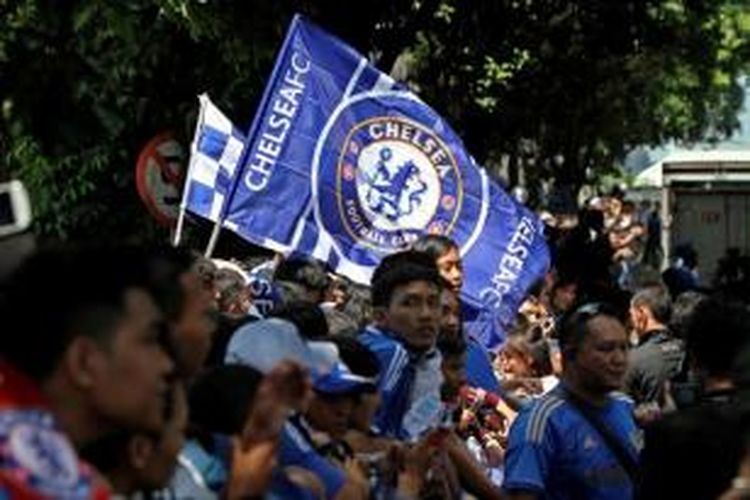 Penggemar memenuhi pintu masuk Bandara Halim Perdanakusuma, Jakarta Timur, menyambut kedatangan tim Chelsea, Selasa (23/7/2013). Chelsea akan melakukan pertandingan persahabatan melawan tim Indonesia All Star pada Kamis, 25 Juli 2013.