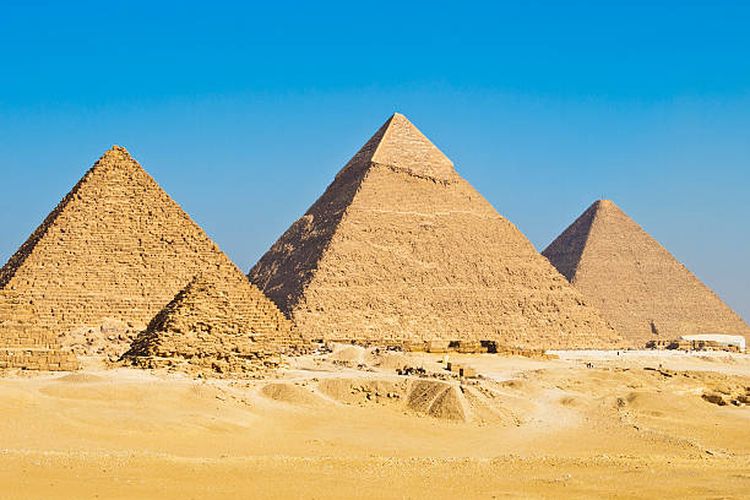 Ilustrasi piramida di Giza, Mesir. 