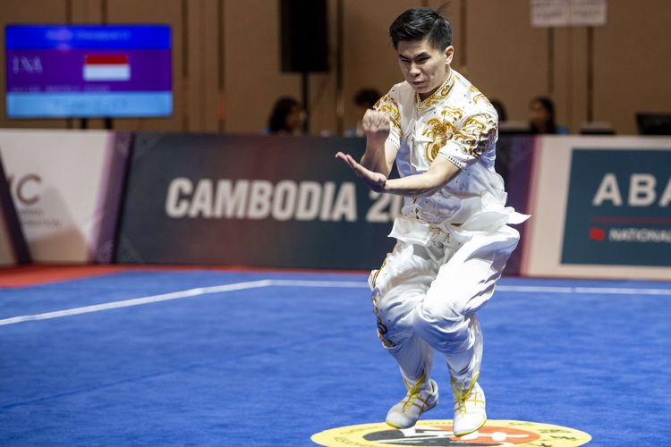 Atlet Taolu Indonesia Edgar Xavier Marvelo beraksi dalam final Wushu nomor Changquan putra saat SEA Games 2023 di Chroy Changvar International Convention & Exhibition Center, Phnom Penh, Kamboja, Jumat (12/5/2023). Edgar Xavier meraih medali emas pada nomor tersebut dengan skor 9,713.