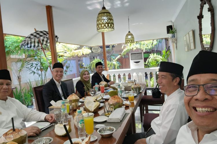 Presiden Joko Widodo makan siang bersama Menteri Pertahanan Prabowo Subianto dan Gubernur Jawa Tengah Ganjar Pranowo di Pekalongan, Jawa Tengah pada Selasa (29/8/2023).