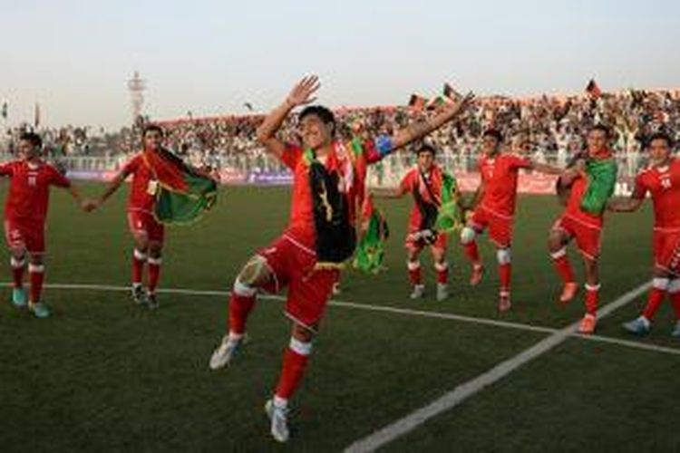 Para pemain tim nasional sepak bola Afghanistan merayakan sukses mereka mengalahkan Pakistan pada laga persahabatan di Stadion Ghazi, Kabul, Afghanistan, Selasa (20/8/2013). Peringkat Afghanistan kini sudah mengalahkan Indonesia.