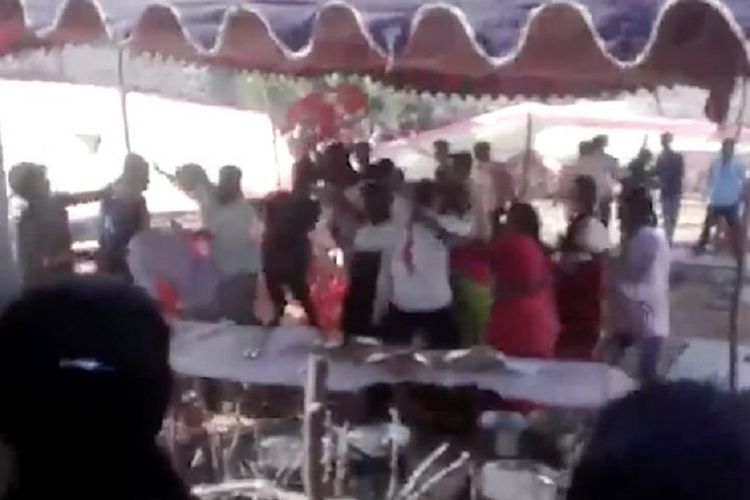 Potongan video memperlihatkan baku hantam antara dua keluarga pengantin di India karena dipicu tak ada hidangan daging kambing.