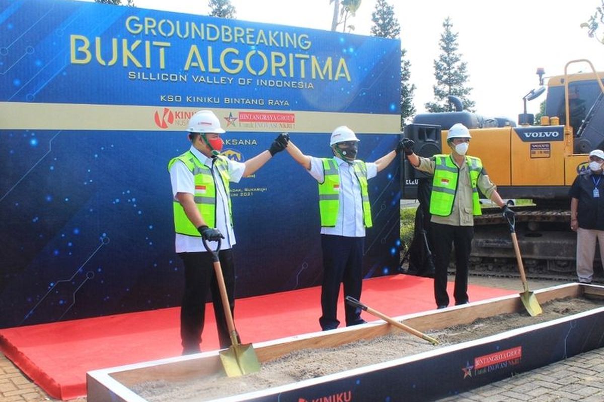 Groundbreaking Pengembangan Rencana Kawasan Ekonomi Khusus (KEK) Pengembangan Teknologi dan Industri 4.0 (Bukit Algoritma) di Sukabumi, Jawa Barat, Rabu (9/6/2021).