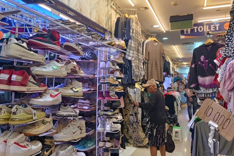 Suasana Pasar Senen, salah satu 'Surga' baju hingga sepatu bekas melimpah di Kawasan Jakarta Pusat, Rabu (8/3/2023).