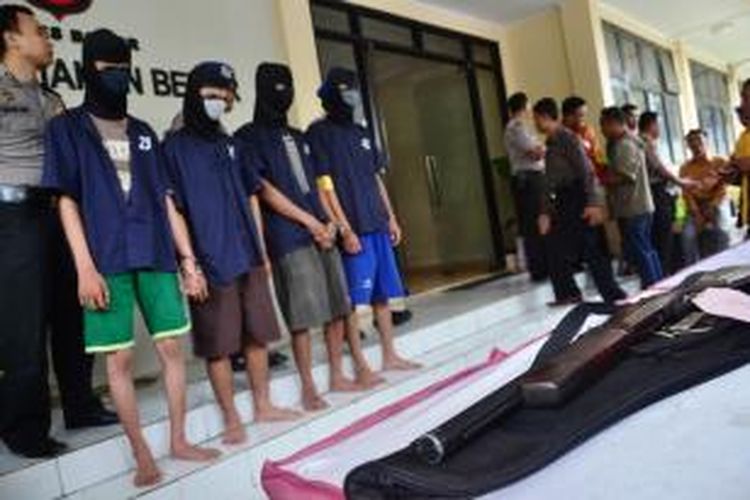 Keempat pelaku pembunuhan terhadap Randi Haryanto (29) diamankan jajaran Polres Bogor beserta sejumlah barang bukti berupa senjata senapan angin, Rabu (11/02/2015). K97-14