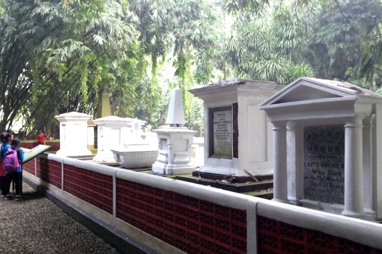 Deretan makam para Gubernur Jendral Belanda dan para orang berjasa di zaman Kolonial Hindia Belanda, di Kebun Raya Bogor. Kompleks makam ini tetap dilestarikan, dan merupakan situs sejarah yang dipelajari wisatawan dewasa maupun anak, Selasa (23/5/2017).