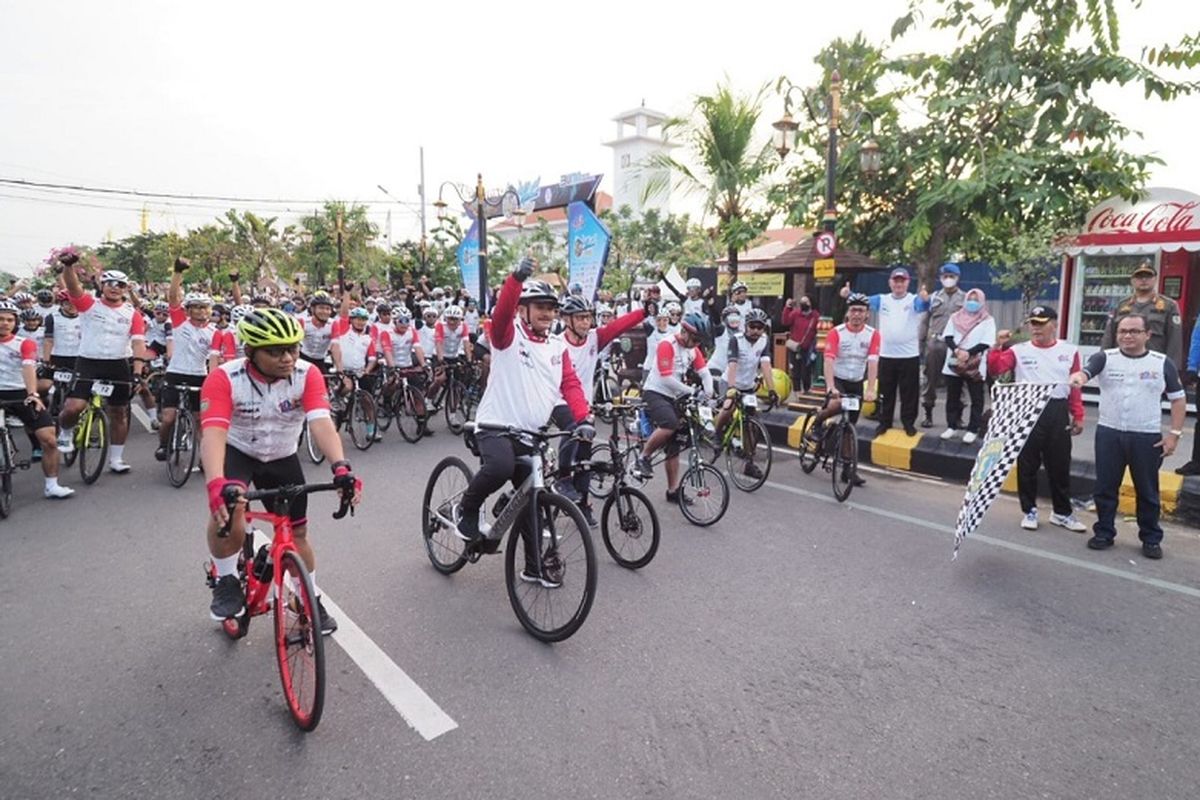  Wali Kota (Walkot) Madiun Maidi mengikuti kegiatan acara bersepeda Madiun Lawu Challenge (MLC) dengan rute Kota Madiun ? Cemoro Sewu, Magetan, Sabtu (16/7/2022). Acara kegiatan tersebut merupakan rangkaian dari peringatan HUT ke-104 Kota Madiun yang berlangsung meriah dan diikuti oleh 320 pembalap sepeda dari berbagai daerah hingga mancanegara. 