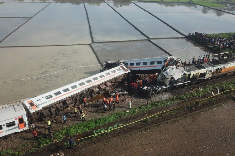 Foto udara kereta api lokal Bandung Raya yang bertabrakan dengan kereta api Turangga di Cicalengka, Kabupaten Bandung, Jawa Barat, Jumat (5/1/2024). Hingga saat ini petugas masih mengidentifikasi penyebab kecelakaan tersebut serta masih mendata korban baik yang luka serta meninggal dunia. 