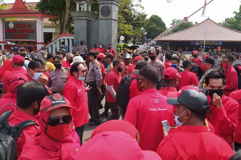 2 Kelompok Massa dari FPI dan PDI-P Gelar Unjuk Rasa di Alun-alun Purwokerto