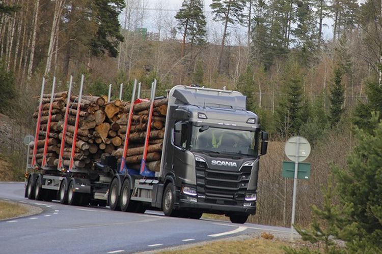 Sebuah truk Scania sedang dicoba oleh pelanggan dari Indonesia di sebuah lintas khusus milik Scania di Sodertalje di luar Ibu Kota Swedia, Stockholm pada 26 April 2018.
