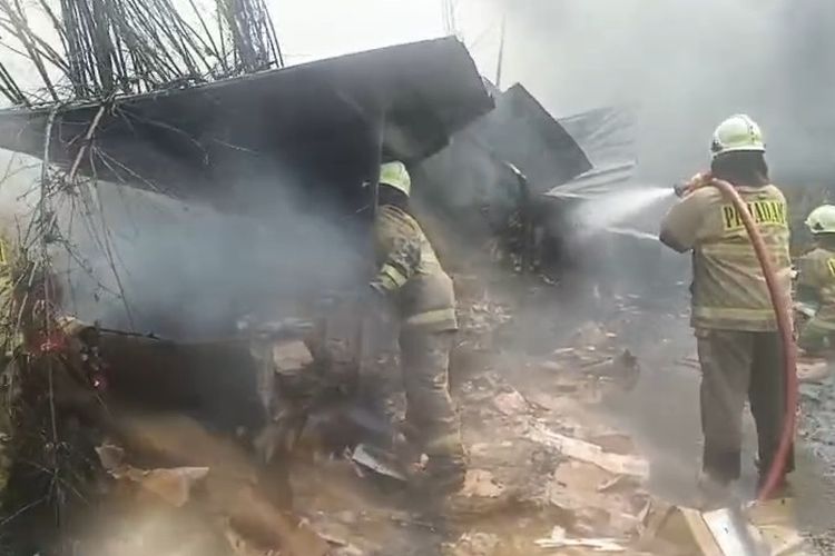 Api Melalap Lapak Barang Bekas di Cempaka Mas Jakpus, 21 Unit Damkar Dikerahkan