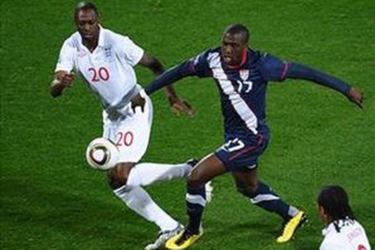 Bek tengah Inggris Ledley King (kiri) ketika membela timnya melawan Amerika Serikat pada penyisihan Grup C Piala Dunia 2010 di Stadion Royal Bafokeng, Rustenburg, Sabtu (12/6/2010).