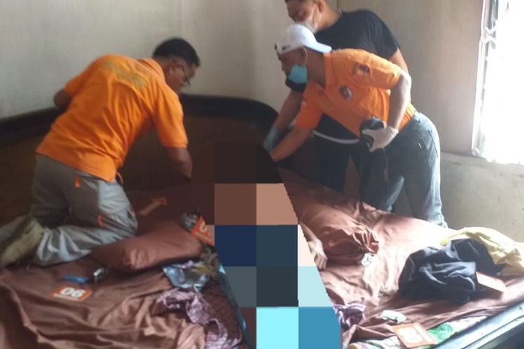 Polisi saat mengevakuasi jasad pria yang ditemukan dengan mulut tersumpal kain di rumahnya yang berada di Kabupaten Sergai, Sabtu (30/12/2023)