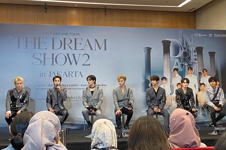 Boy group NCT Dream menghadiri konferensi pers menjelang konsernya yang digelar di Indonesia Convention Exhibition (ICE) BSD, Tangerang, Banten, Sabtu (4/3/2023).