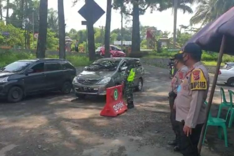 Tim gabungan pos penjagaan perbatasan Kota Tasikmalaya menindak tegas para pemudik untuk putar balik dan tak boleh memasuki wilayah Tasikmalaya, Rabu (29/4/2020).