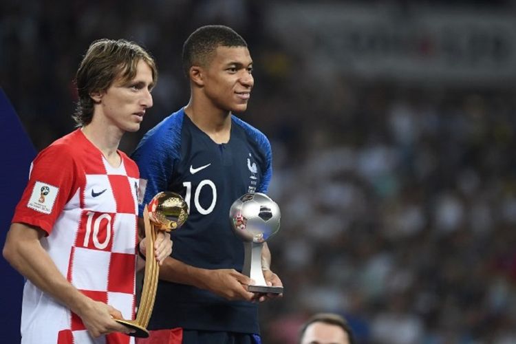 Luka Modric dianugerahi sebagai pemain terbaik dan Kylian Mbappe menjadi pemain muda terbaik pada Piala Dunia 2018 seusai laga final di Stadion Luzhniki, 15 Juli 2018. 