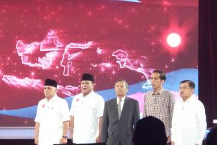 Dari kiri ke kanan, calon wakil presiden Hatta Rajasa, calon presiden Prabowo Subianto, moderator debat Sudharto P Hadi, capres Joko Widodo, cawapres Jusuf Kalla pasa debat terakhor capres-cawapres Pemilu Presiden 2014, Sabtu (5/7/2014)