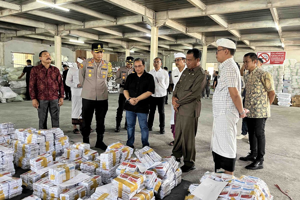 Logistik Pilkada 2024 di Gudang KPU Kabupaten Buleleng, Desa Pemaron, Kecamatan Buleleng, Kabupaten Buleleng, Provinsi Bali.