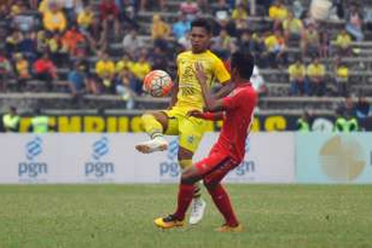 Wismoyo Widhistio coba mengontrol bola, dalam pertandingan kontra Semen Padang di Stadion Petrokimia, Minggu (28/8/2016).