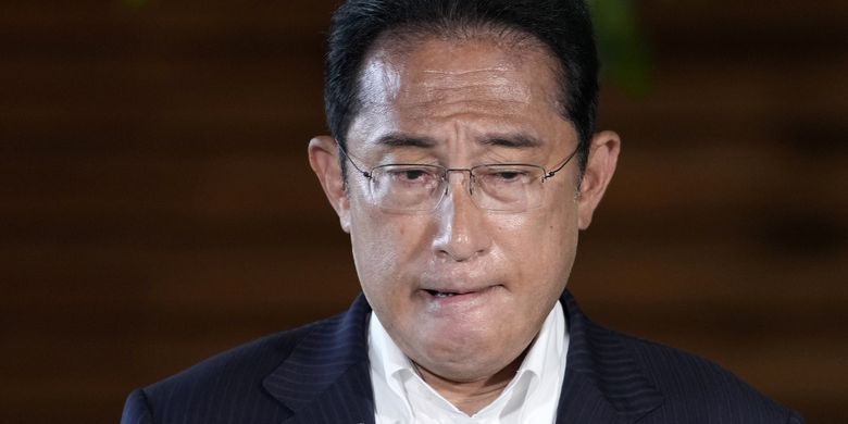 Perdana Menteri Jepang Fumio Kishida ketika berbicara kepada media di rumah dinas tentang insiden Shinzo Abe mantan PM Jepang ditembak pada Jumat (8/7/2022). Shinzo Abe tewas ditembak saat berpidato dalam kampenye di kota Nara.