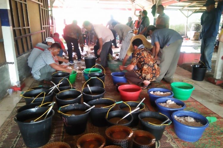 Keranjang berisi nasi dan ember-ember berisi sayur berkuah untuk disajikan pada jamuan makan pesta adat Karo