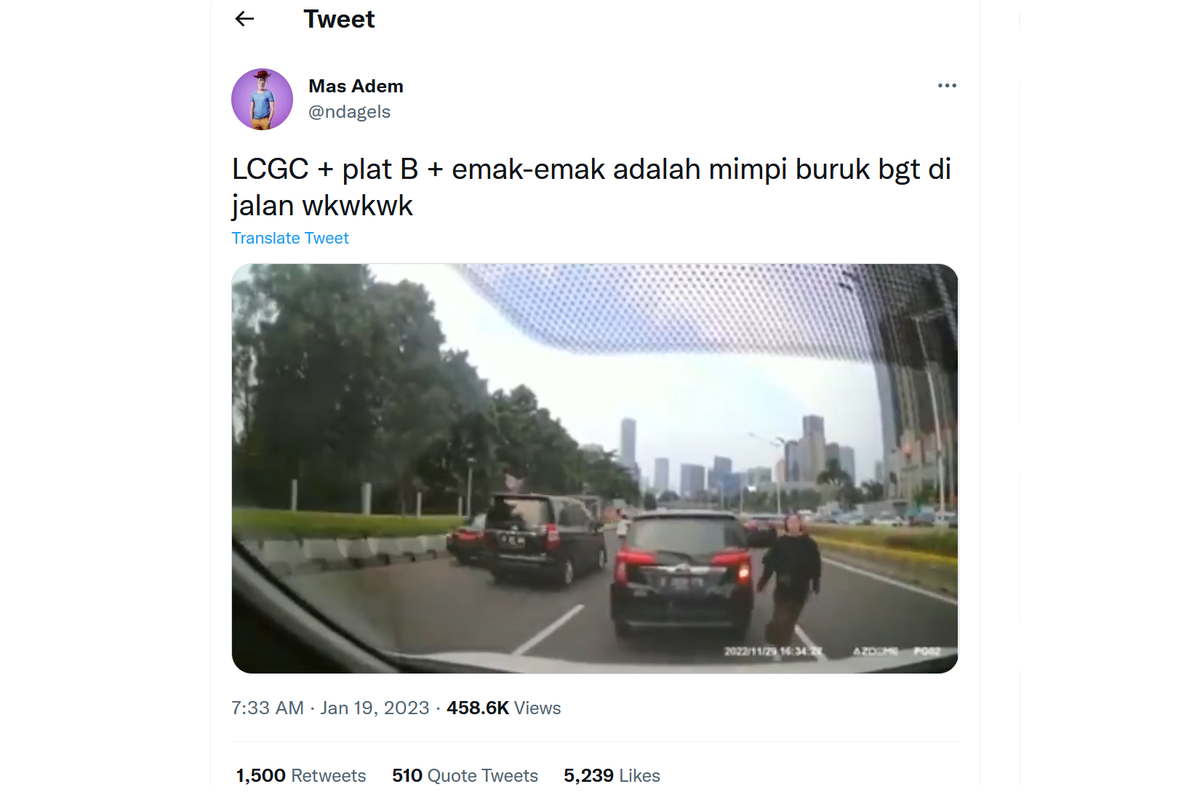 Video viral di media sosial memperlihatkan ibu-ibu yang marah ke pengemudi di belakangnya