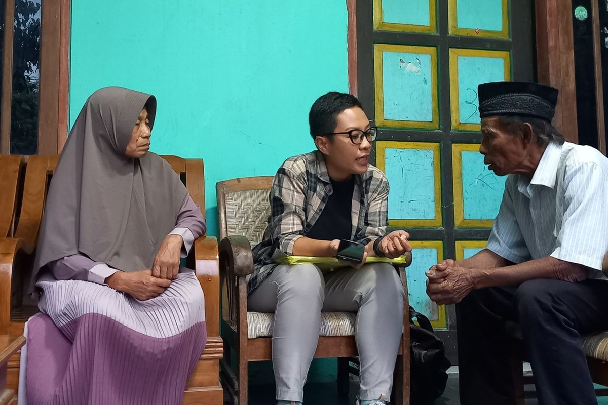 Kuasa hukum mbah Tupon, Sukiratnasari (tengah) saat berdiskusi dengan Mbah Tupon (kanan) di kediaman Mbah Tupon, Kamis (19/6/2025)